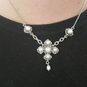 BEAUTIFUL STERLING AND PEARL NECLACE